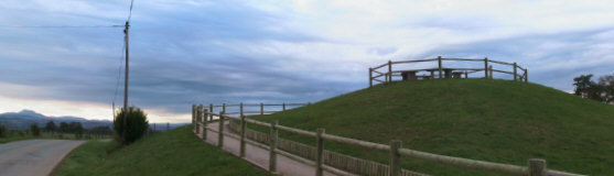 Le site d'observation ornithologique et, au fond à gauche, le Puy-de-Dôme.